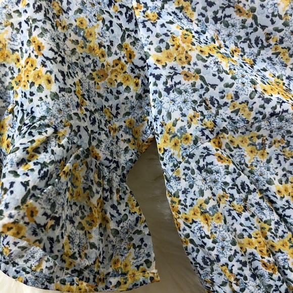 Floral Romper Low V-neck Sz: XXSmall - Picture 4 of 9